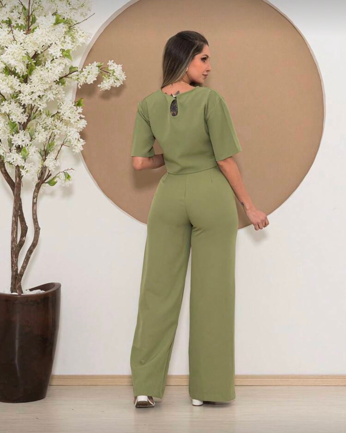 Conjunto Megham Feminino de Alfaiataria Premium: Blusa Manga Curta e Calça Reta