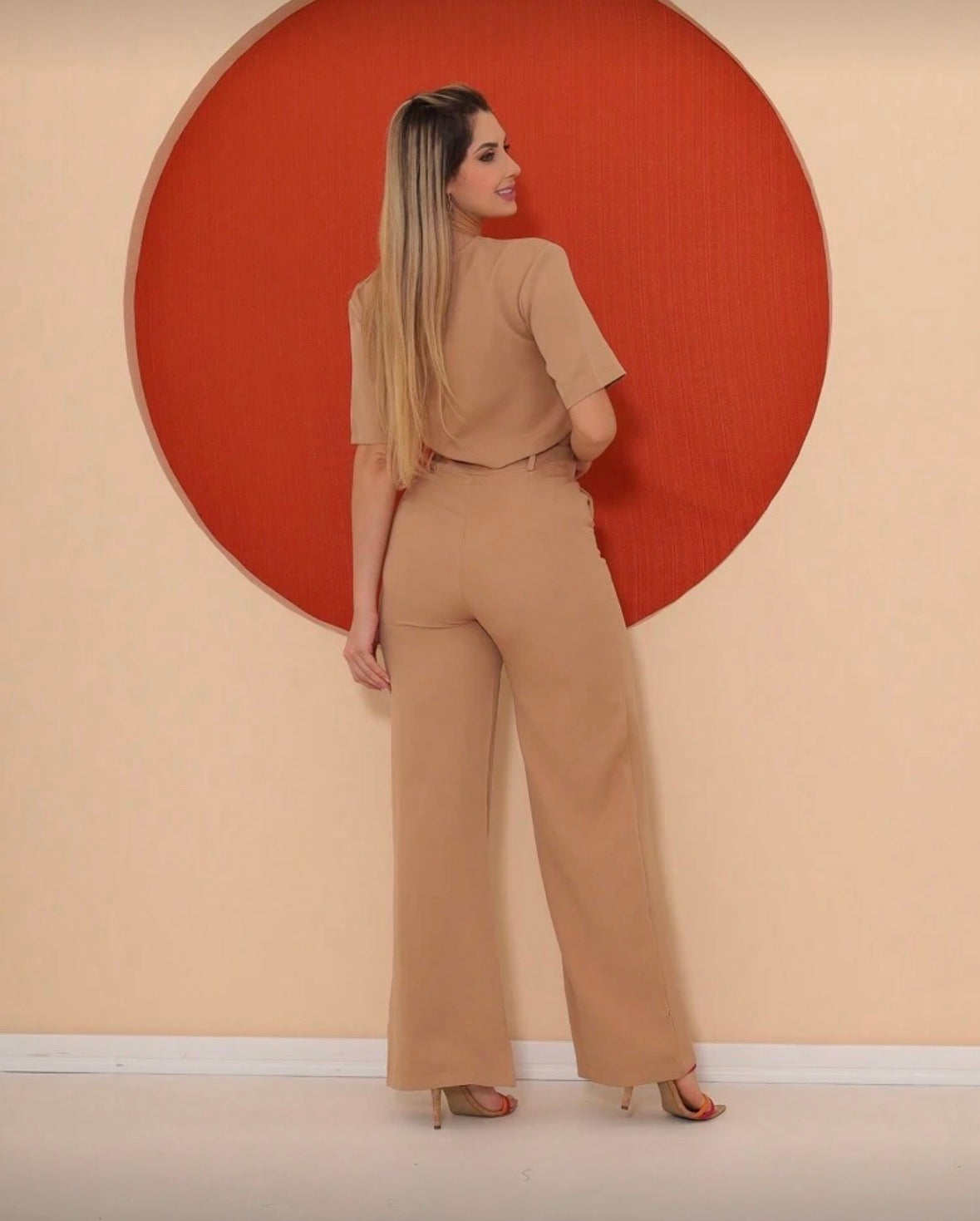 Conjunto Megham Feminino de Alfaiataria Premium: Blusa Manga Curta e Calça Reta